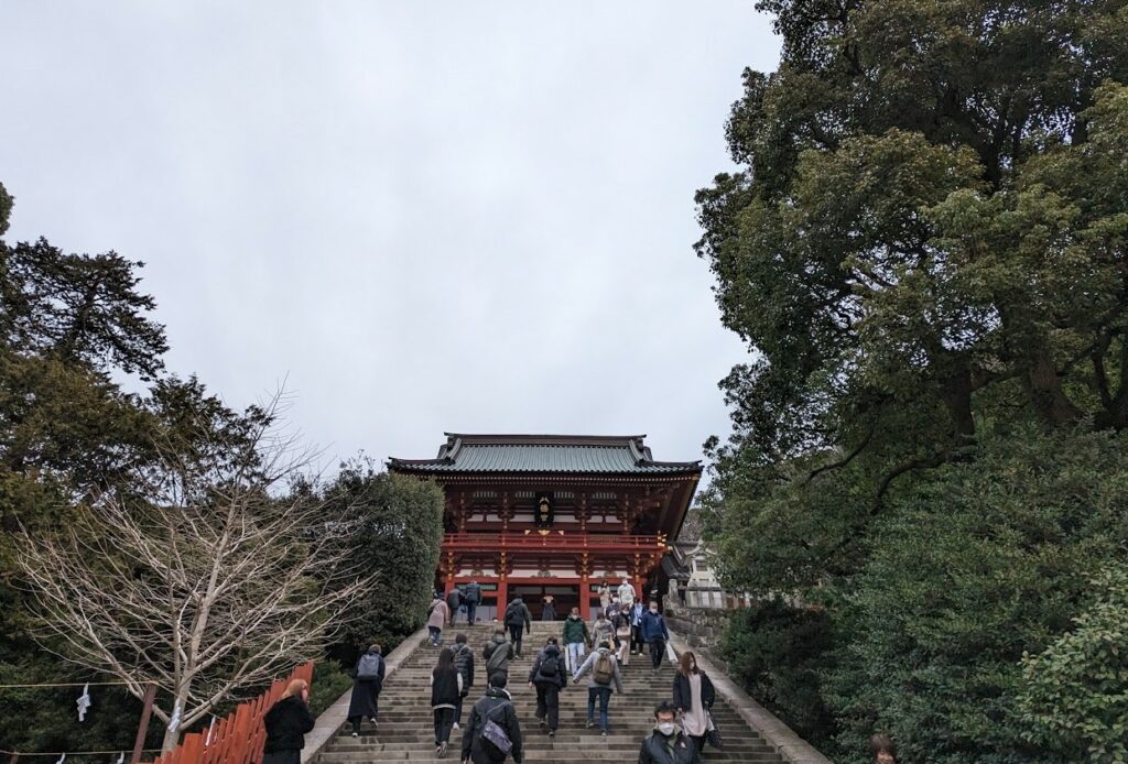 Walking to Tsurugaoka Hachiman-gu Shrine.